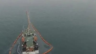 Batan gemi sızdırıyor! Etrafı bariyerlerle çevrildi