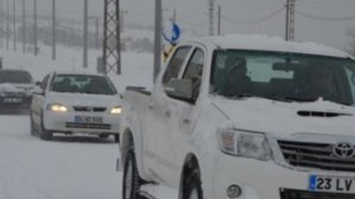 Bitlis’te 100 araç karda mahsur kaldı