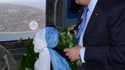 Yunan Bakan Kardak'a çelenk bıraktı