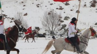 Buz tutan Çıldır Gölü’nde renkli görüntüler