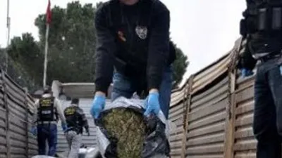 TIR'ın dorsesinden esrar çıktı !
