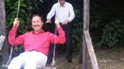 Salıncak fotoğrafı yakmıştı ! İhraç edildi