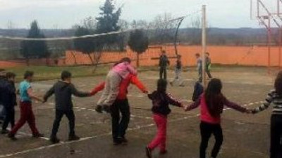 Engelli öğrencisini sırtında taşıdı