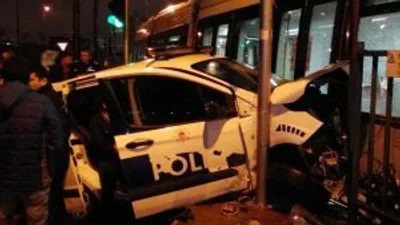 Tramvay ile polis aracı çarpıştı