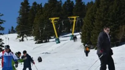 Uludağ'da güneşli havada kayak keyfi