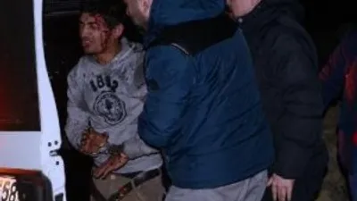 Polis kafa atıp camını kırdı...
