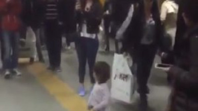 Metroda herkes küçük kızı izledi