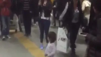 Metroda herkes küçük kızı izledi