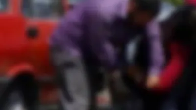 Hamile kadını otomobilde dövüp, gasp ettiler