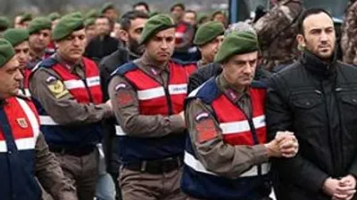 Darbecilere yumurta ve ip attılar