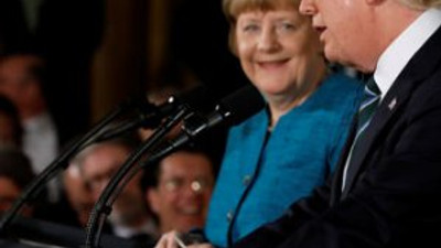 Trump-Merkel arasında tokalaşma krizi