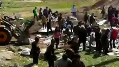 Suruç'ta devrilen TIR'daki yiyecekler yağmalandı