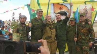 Rus askerleri, YPG paçavrasıyla poz verdi