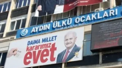 Ülkücüler Başbakan'ın pankartını astı