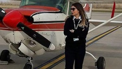 Eğitim uçağı inişte kırım geçirdi