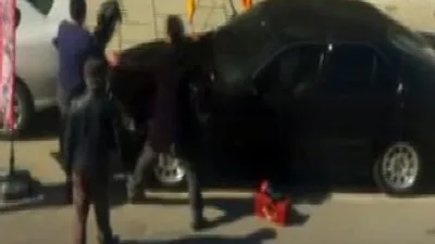 Yaşlı adam önüne çıkanı böyle devirdi