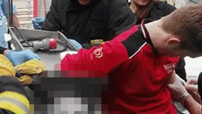 Kıyma makinesine eli kaptırdı