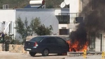 Otomobil birden bire alev aldı