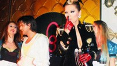 Demet gay barda sahneye çıktı