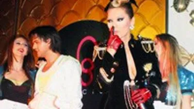 Demet gay barda sahneye çıktı