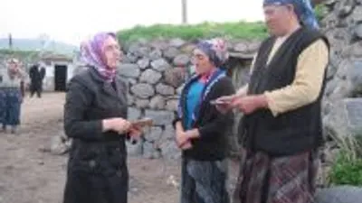 ARDAHAN AK PARTİ KADIN KOLLARI KAPI KAPI DOLAŞIYOR