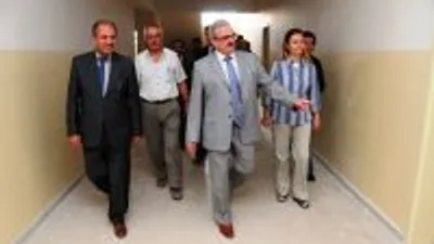 Vali Karaloğlu, Ahmet Yurtsever Kız Meslek Lisesinde İncelemelerde...