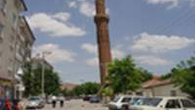 Eğri minare yıkılmak üzere