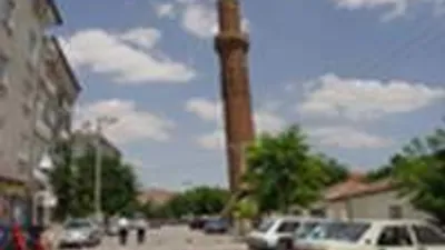 Eğri minare yıkılmak üzere