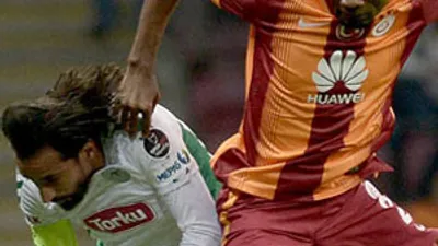 Chedjou değneklerle stattan çıktı