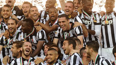 Juventus şampiyonluk kupasını kaldırdı
