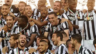 Juventus şampiyonluk kupasını kaldırdı