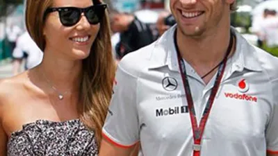 F1 pilotu Button'u bayıltıp soydular