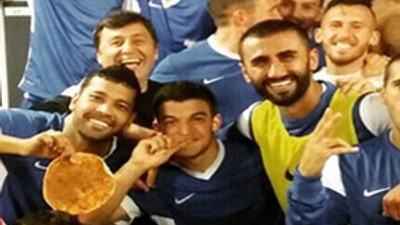 Soyunma odasında lahmacun ziyafeti