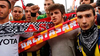 Tüm renkler şehitler için birleşti