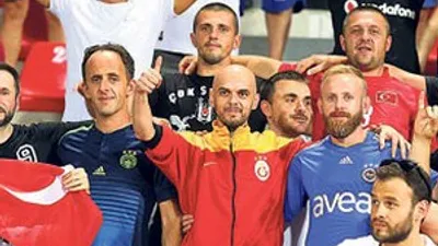 Tribünde dostluk !