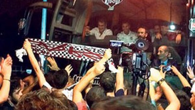 Beşiktaş'a meşaleli karşılama