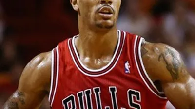 Derrick Rose yine sakatlandı