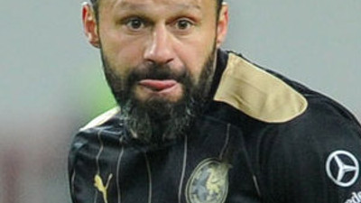 Gökdeniz Karadeniz futbolu bırakıyor
