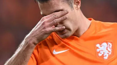 Ada, Van Persie ile dalga geçti