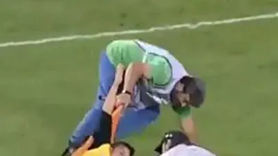 Sağlık ekibi sakatlanan futbolcuyu komalık edecekti