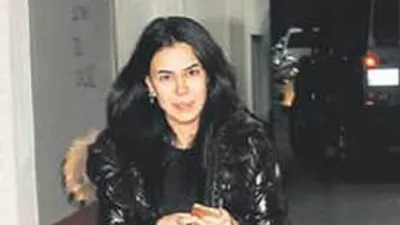 Asena Erkin yine yalnız !