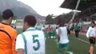Gol sevinci için korner direğini söktü