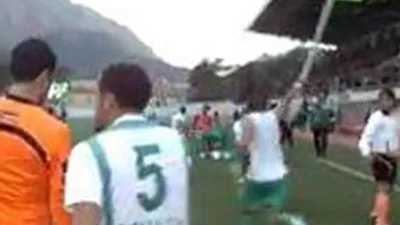 Gol sevinci için korner direğini söktü