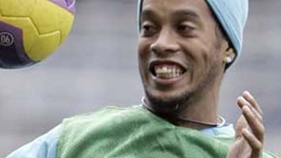 Ronaldinho Singapur'a gidiyor