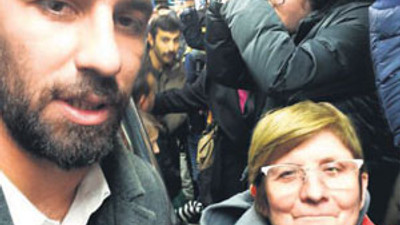 Arda Turan İstanbul metrosunda selfie çekti