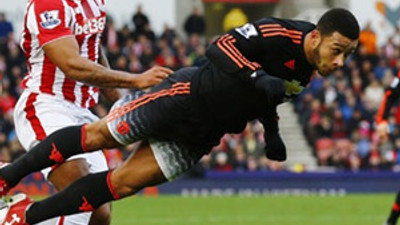 Van Persie olmaya çalıştı, rezil oldu !