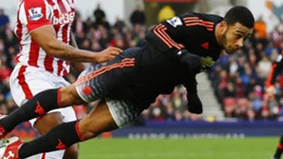 Van Persie olmaya çalıştı, rezil oldu !