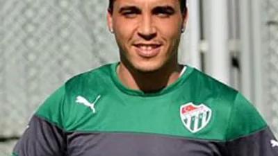Josue için top Pereira'da