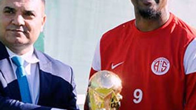 Samuel Eto'o Yılın Transferi ödülünü aldı