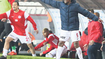 Eto’o Fenerbahçe'yi tek başına devirdi
